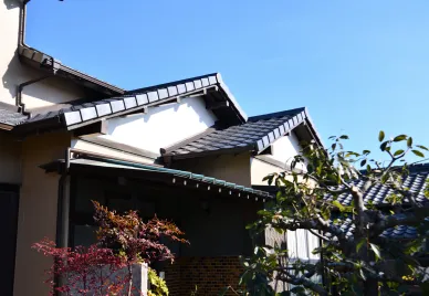 <p>築50年の住まいを耐震改修<br>外回りも整え、安心して暮らせる家に</p>