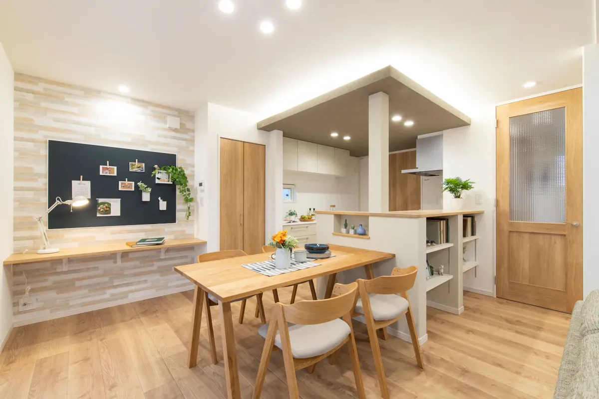 <p>無垢材の木目を際立たせる仕上げと、家事動線を考慮したシンプルな設計が特徴です。</p>