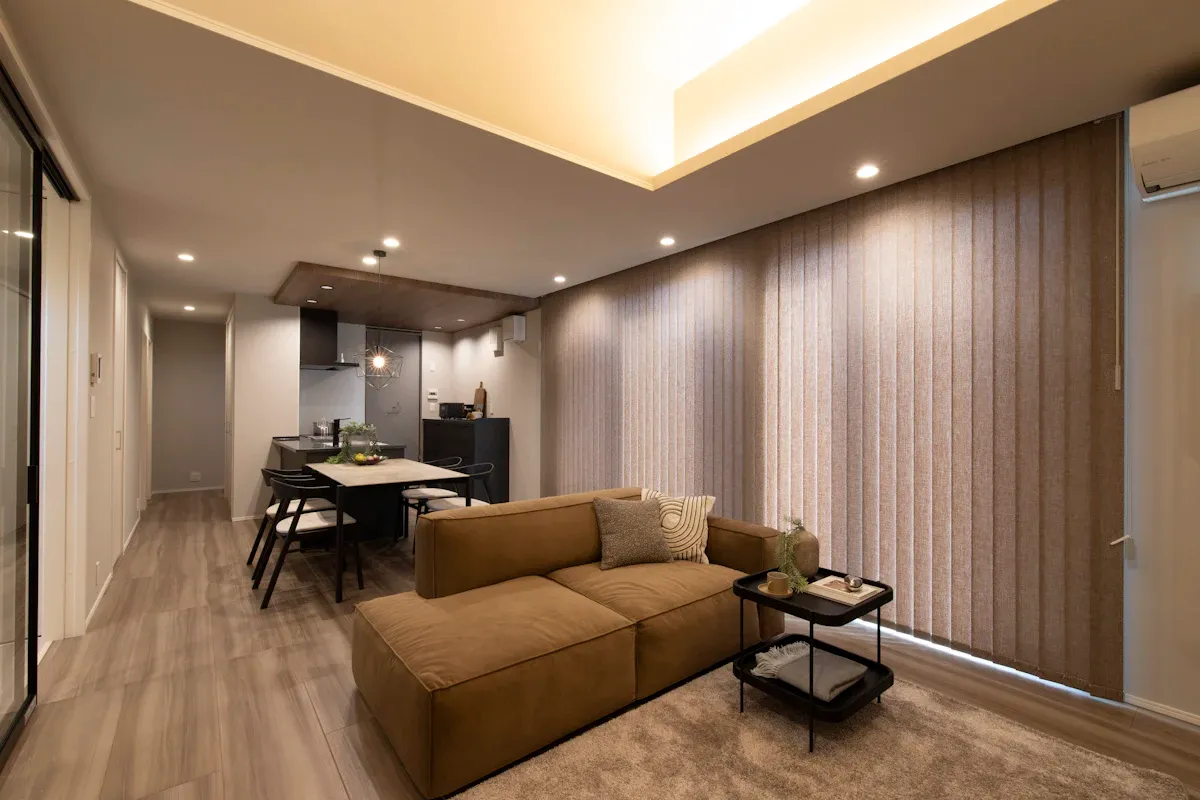 <p>落ち着いた色調の内装にゴールドや鏡面素材をアクセントで取り入れ、高級感と奥行きを生み出します。</p>