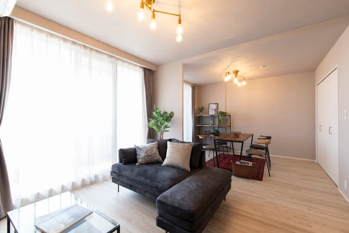 落ち着いたグレーが、毎日の暮らしにゆとりをもたらす２LDKのマンションモデル