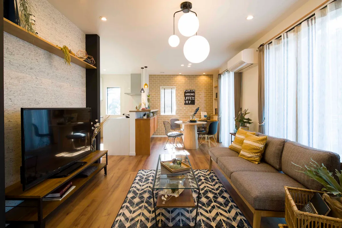 <p>ネイティブ柄や手仕事感あるテキスタイルを、モダンな金属フレームやクールなモノトーンとミックス。</p>