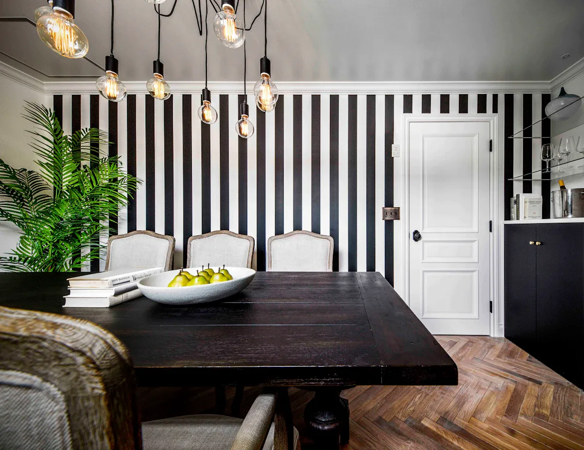 <p>質感あるアクセントクロスと間接照明を組み合わせて、奥行きと陰影を美しく際立たせます。</p>