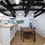 小さい画像：昔と今をつなぐ技術: 旧家の梁や柱など古材の良さを生かしながら、最新の​技術や素材を採り入れ、伝統とモダンが調和する、唯一無二の住まいを生み出します。