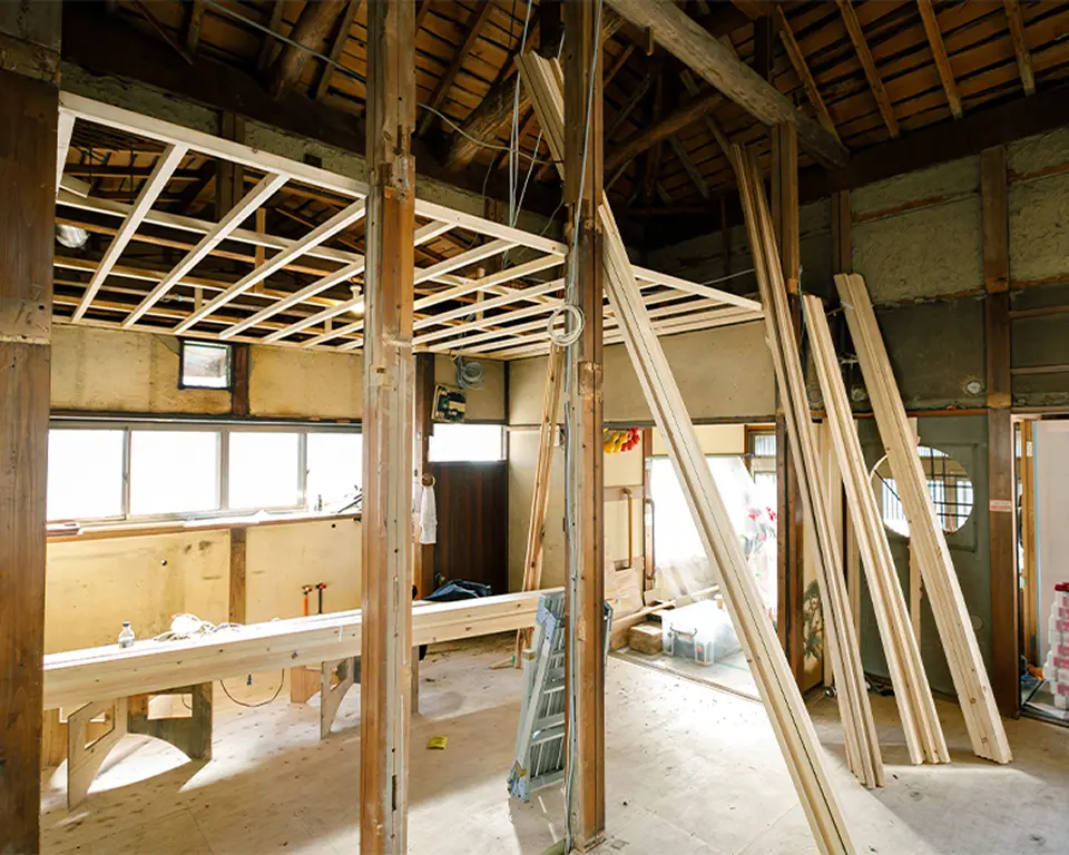 昔と今をつなぐ技術: 旧家の梁や柱など古材の良さを生かしながら、最新の​技術や素材を採り入れ、伝統とモダンが調和する、唯一無二の住まいを生み出します。